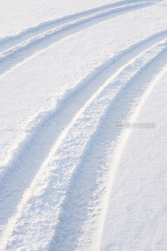 雪地上的轮胎印