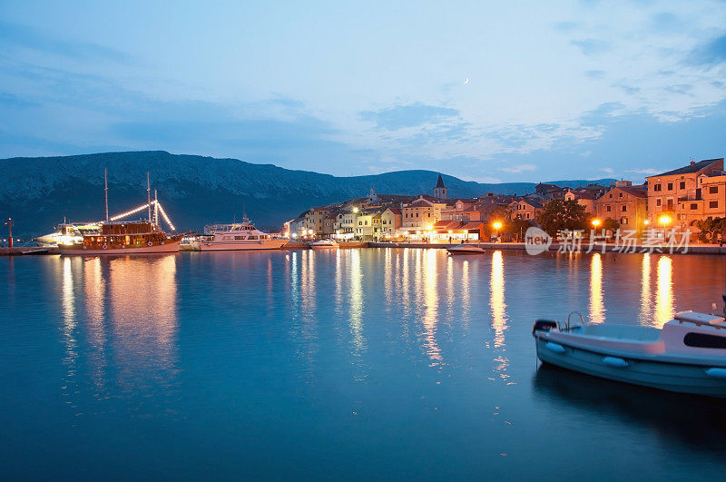 克尔克岛上巴斯卡的夜景