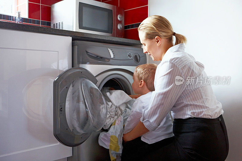 母亲和儿子在洗衣服