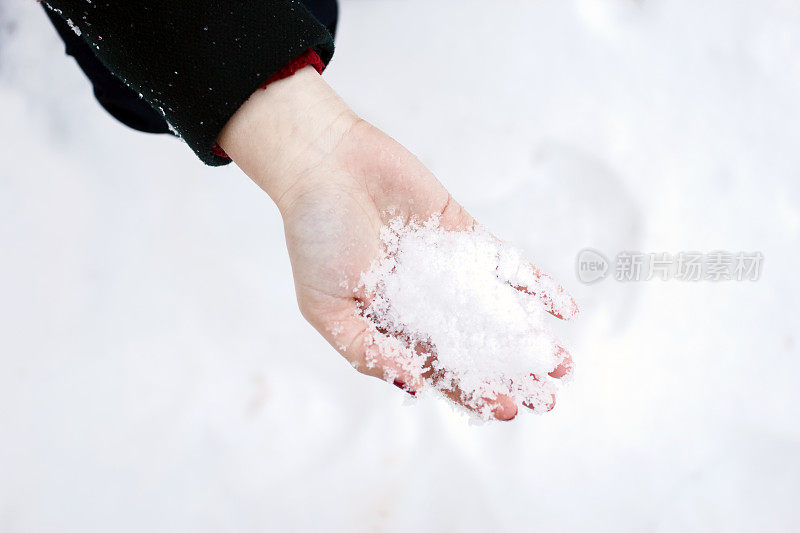 女人手捧雪