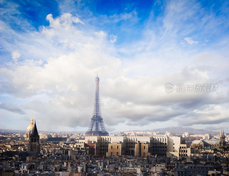 法国巴黎的天际线和埃菲尔铁塔与戏剧性的云