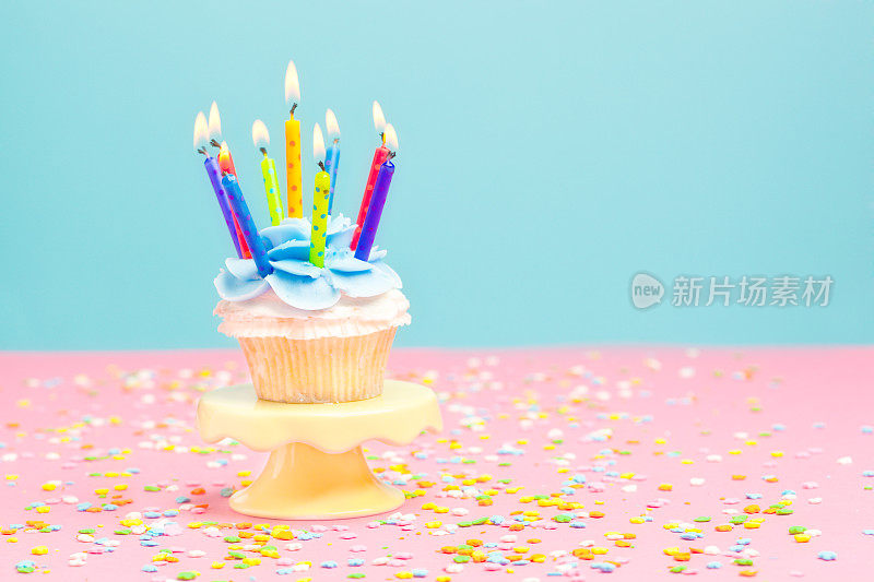 生日纸杯蛋糕，蜡烛和五彩纸屑