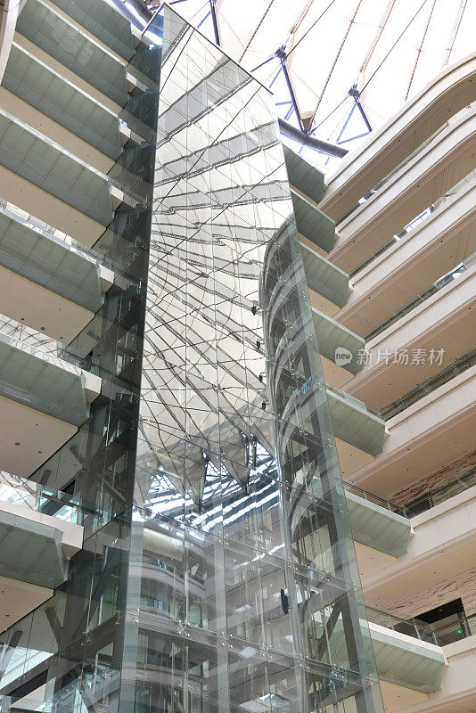 现代购物中心的玻璃电梯