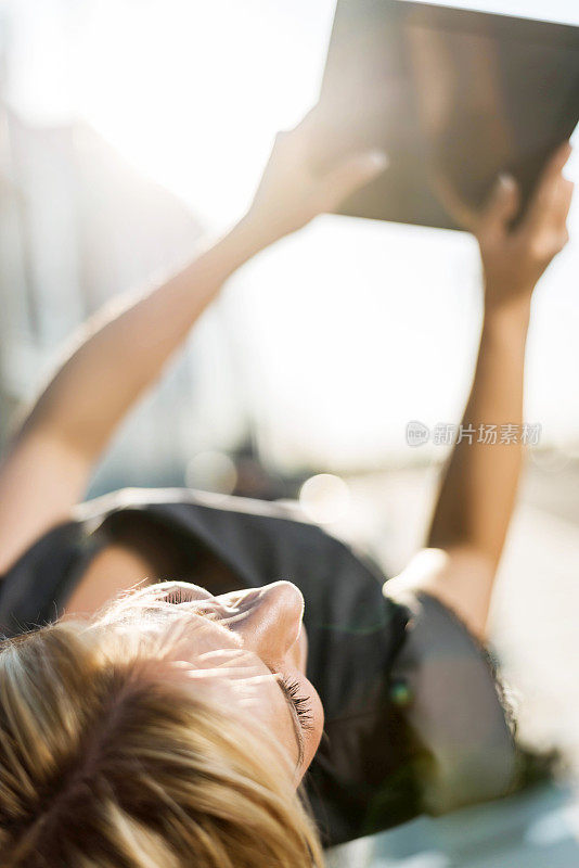 商业女性在户外使用触控板。