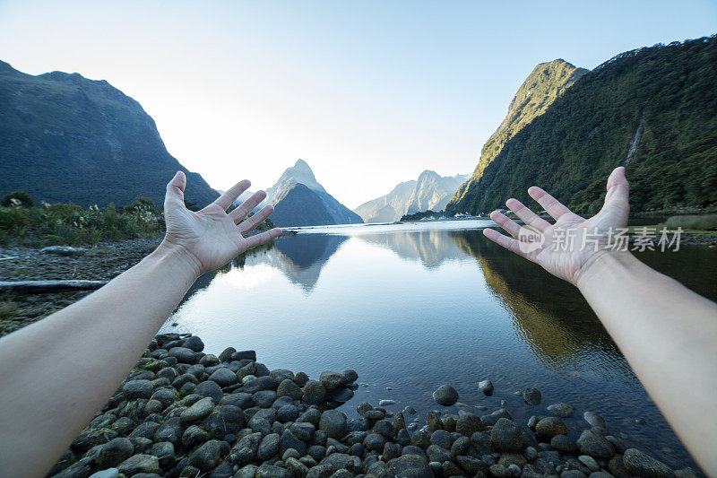 个人视角的人的手臂伸向尖顶，新西兰