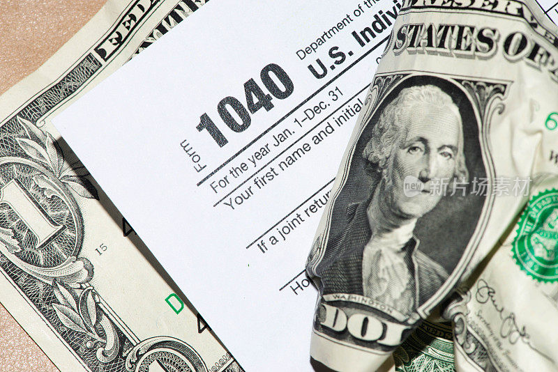 国税局税单1040和美元钞票