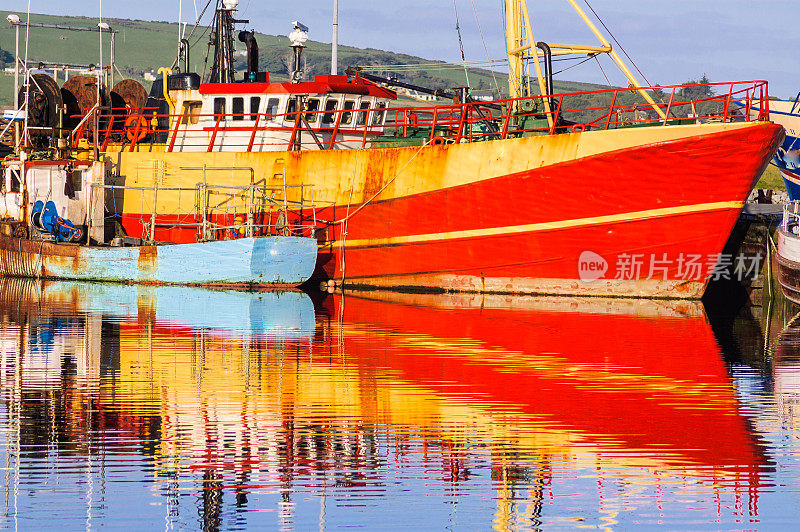锈红色的拖网渔船