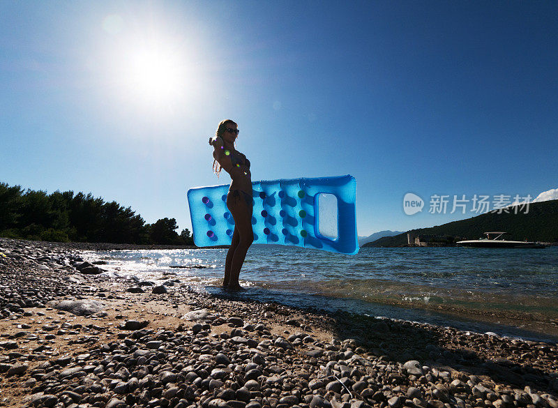 海滩上的女人。