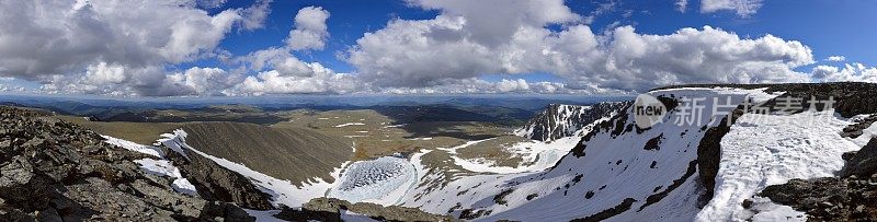 这座山全景。阿尔泰的动机。