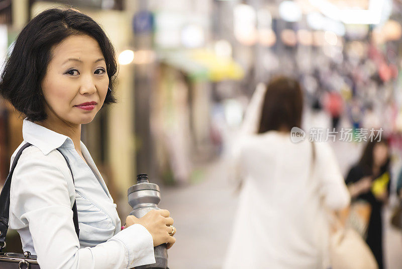 繁忙街道上的日本妇女