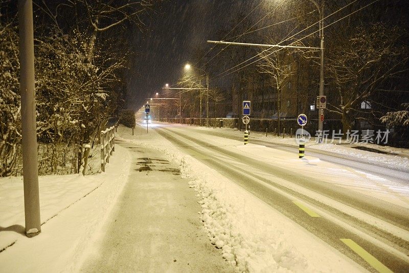 夜晚，白雪覆盖了街道