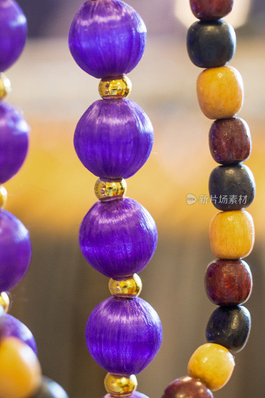 复古的珠子，紫色，金色，棕色和木头