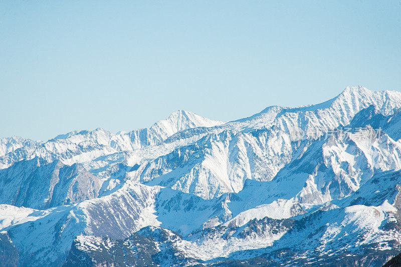 西勒塔尔冰川腹地的雪山山峰