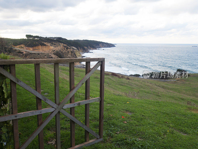 木栅栏门和海景