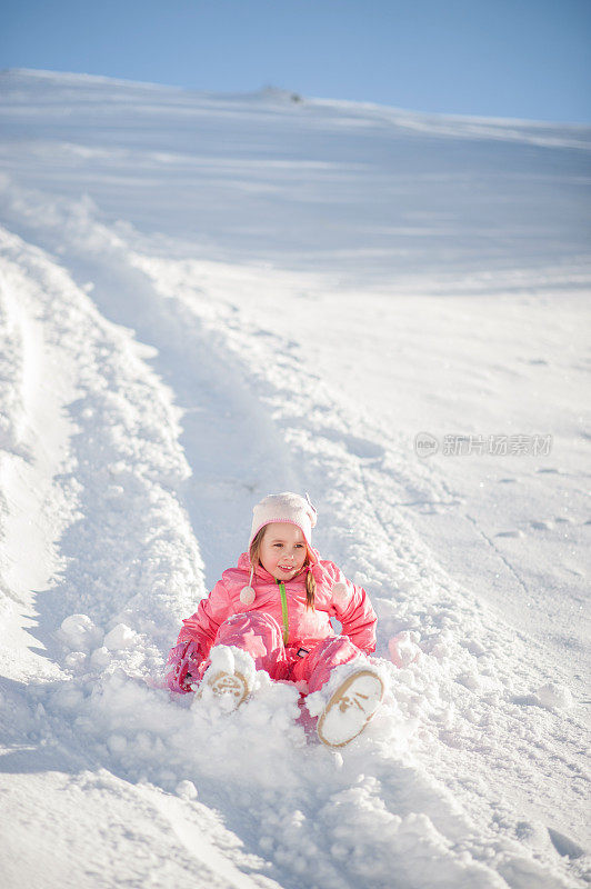 孩子在雪地上滑倒了