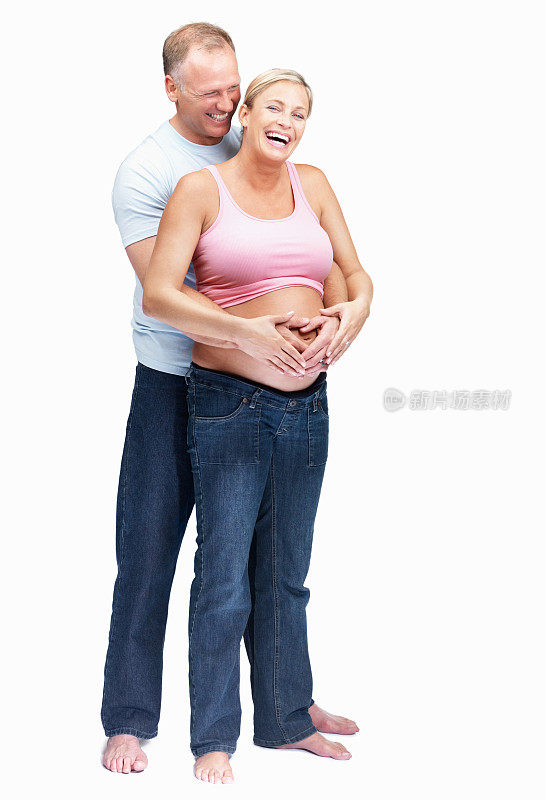 一个幸福的丈夫拥抱他怀孕的妻子