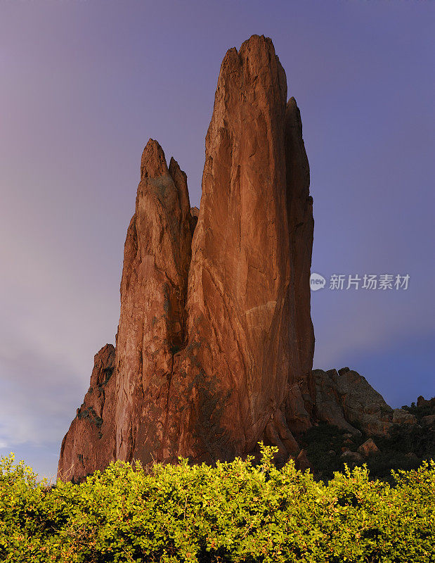 日出前在众神花园岩石