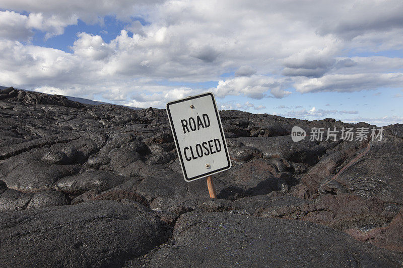 熔岩流中间的道路封闭标志