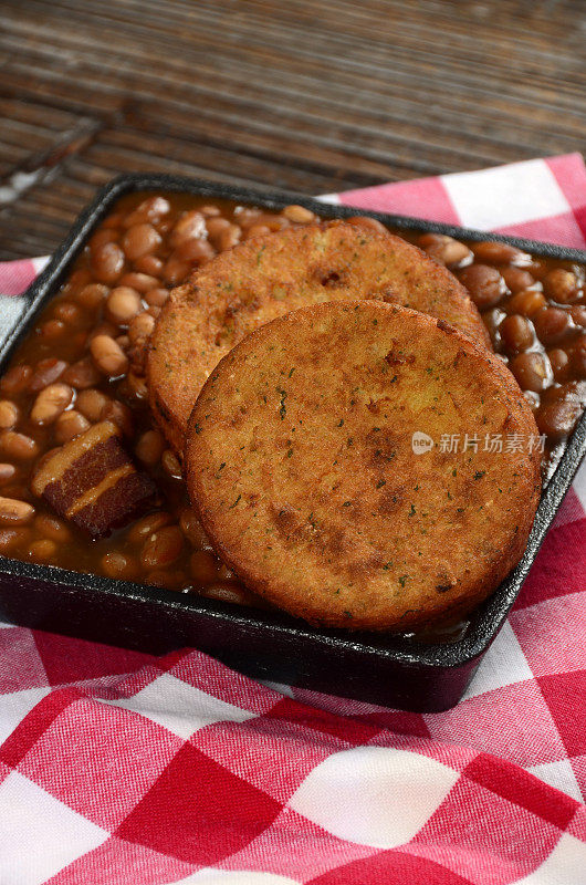 新英格兰鱼饼和烘豆