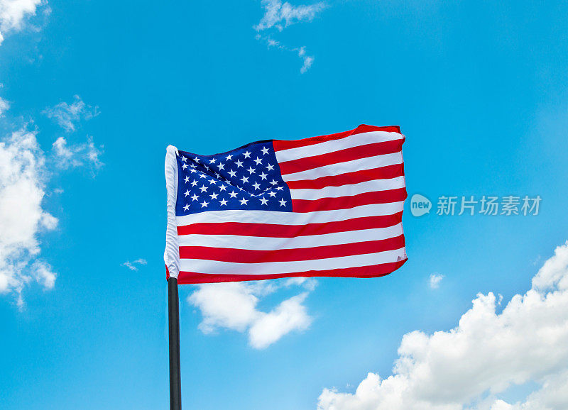 蓝天下飘扬的美国国旗