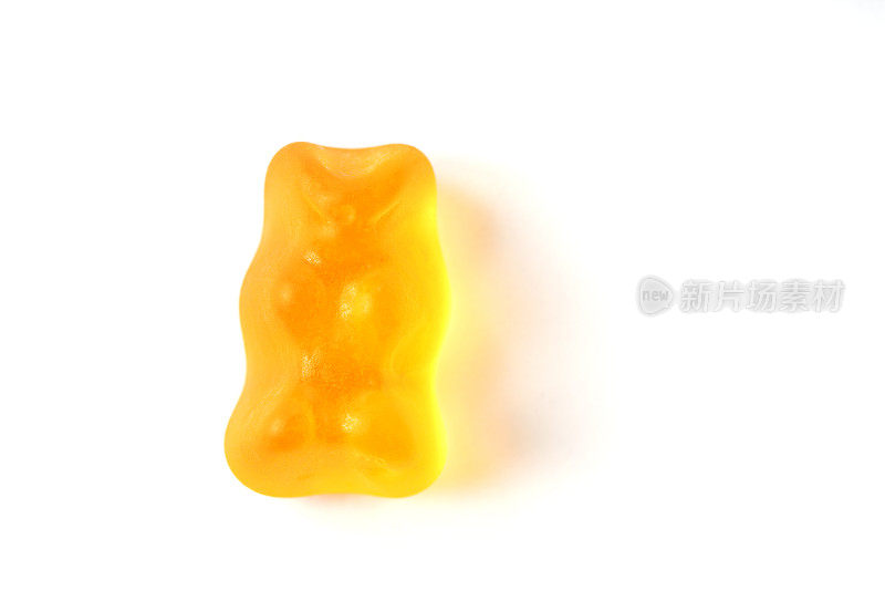 橙色橡皮糖熊微距与阴影隔离在白色背景