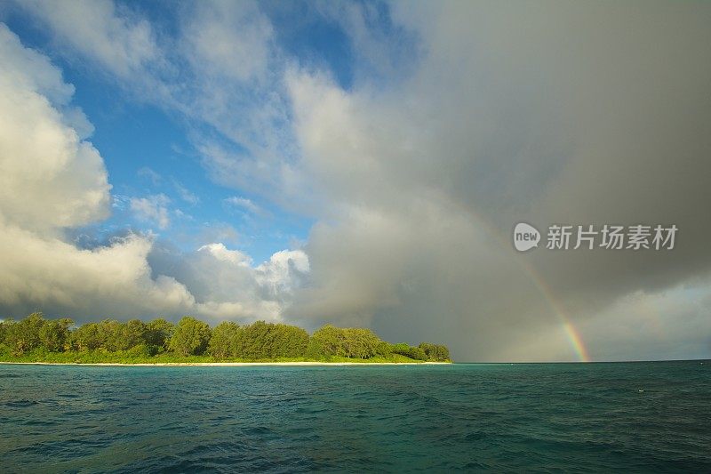 热带岛屿的彩虹