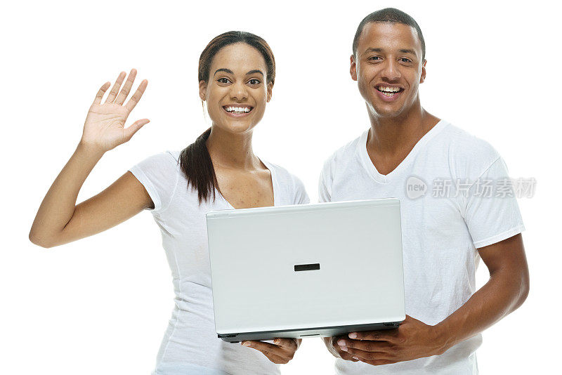 一对快乐的夫妇拿着笔记本电脑挥手
