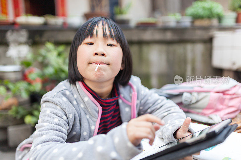 亚洲女孩用触控板做作业