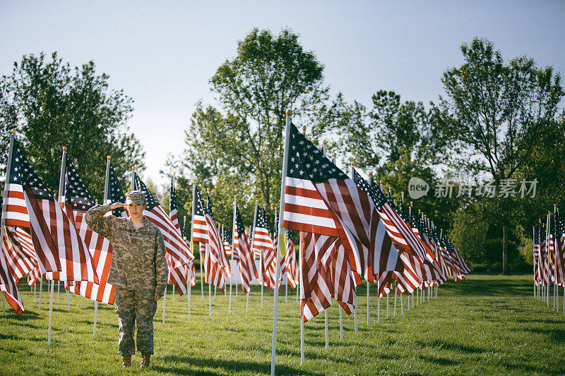 西班牙裔美国女兵在美国国旗前敬礼