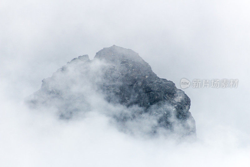 绳的岩石塔