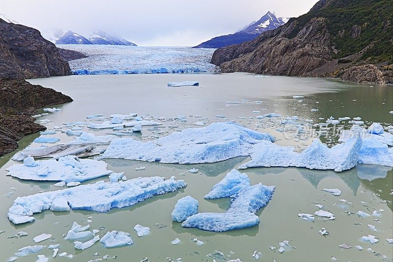 湖与冰川的全景——托雷斯·德尔·潘恩，巴塔哥尼亚