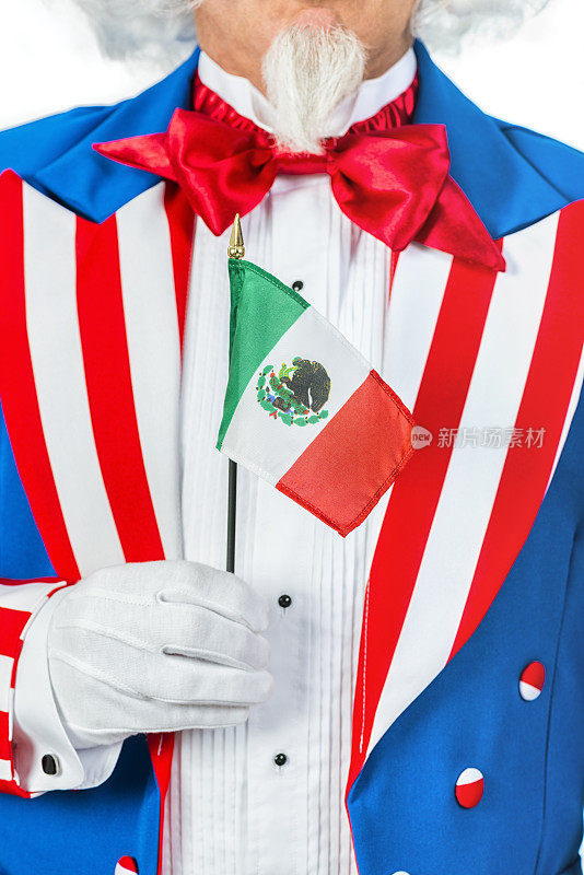 山姆大叔胸前举着一面小小的墨西哥国旗