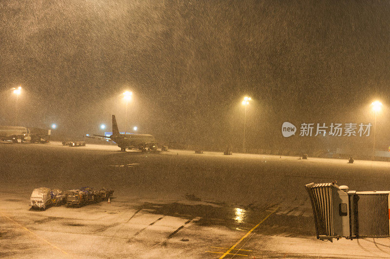 土耳其伊斯坦布尔的阿塔图尔克机场正在下雪