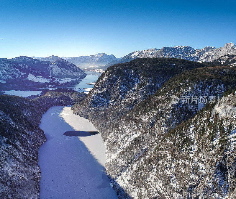 托普利兹湖和格伦德尔湖冬季全景，奥地利阿尔卑斯山