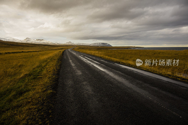 冰岛火山景观中的空旷道路