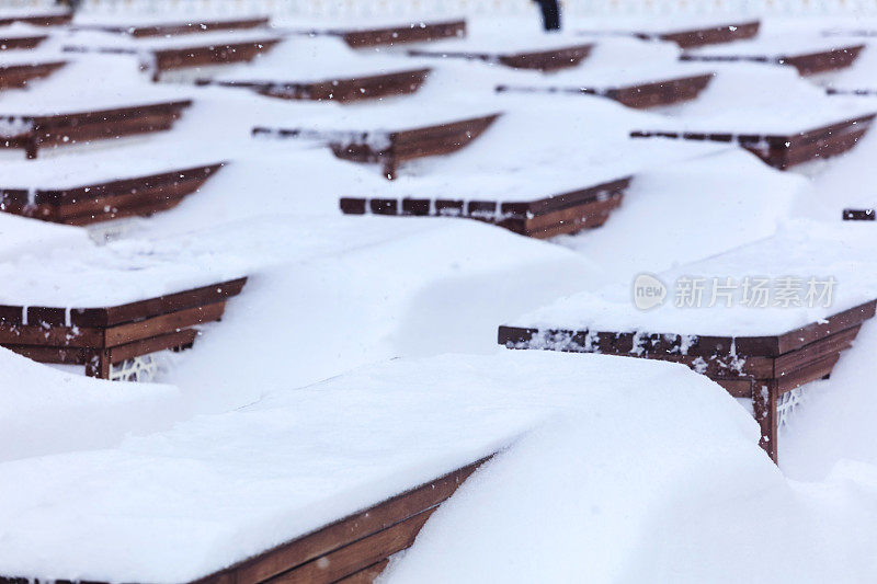 伊斯坦布尔遭遇严重暴风雪后被大雪覆盖