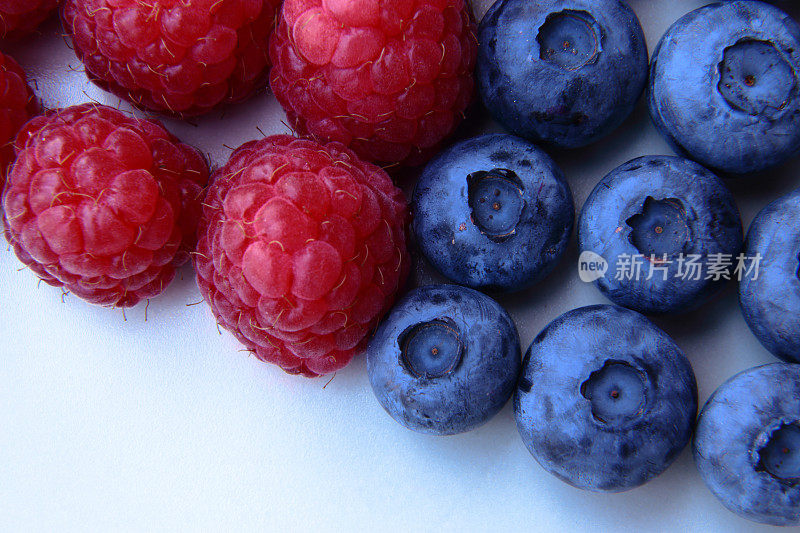 一束树莓和蓝莓的特写