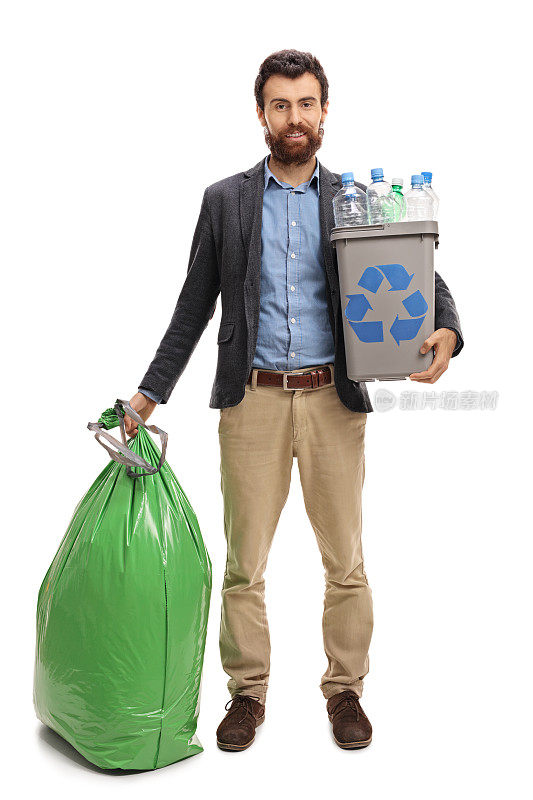 一个拿着回收箱和垃圾袋的男人