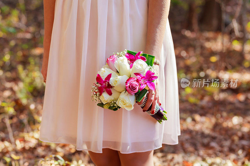 身着粉色婚纱的新娘手持新娘花束