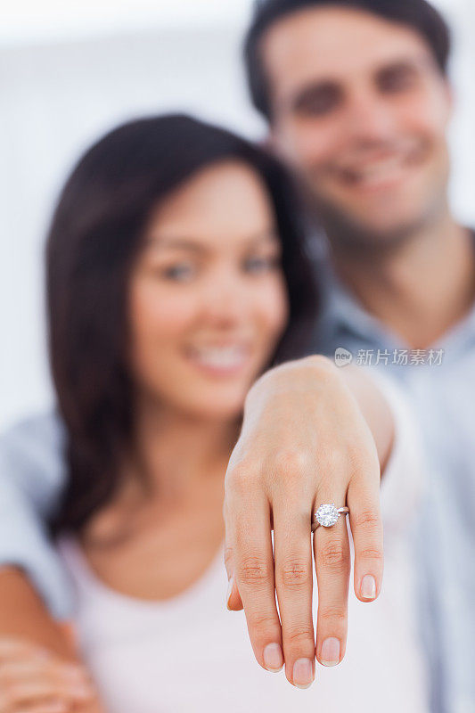 幸福的女人在镜头前展示她的订婚戒指