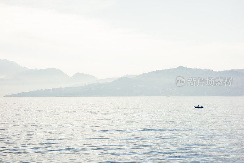 清晨俯瞰大海的山景