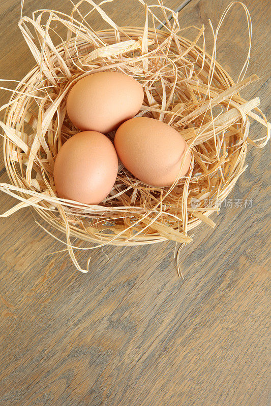篮子里的有机鸡蛋，背景是乡村的木制