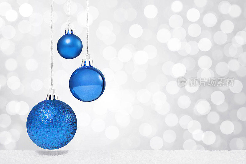 三个闪亮的蓝色圣诞装饰物