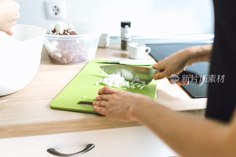 年轻漂亮的女人在厨房做饭