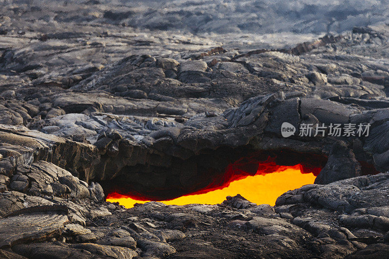 美国夏威夷火山景观中的火山国家公园熔岩管