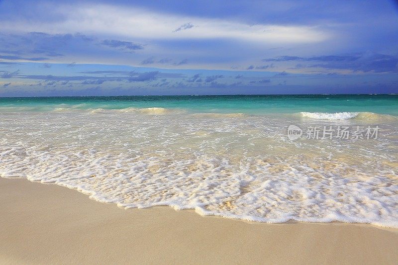 热带天堂:海滩，加勒比海浪，戏剧性的日出，坎昆，墨西哥