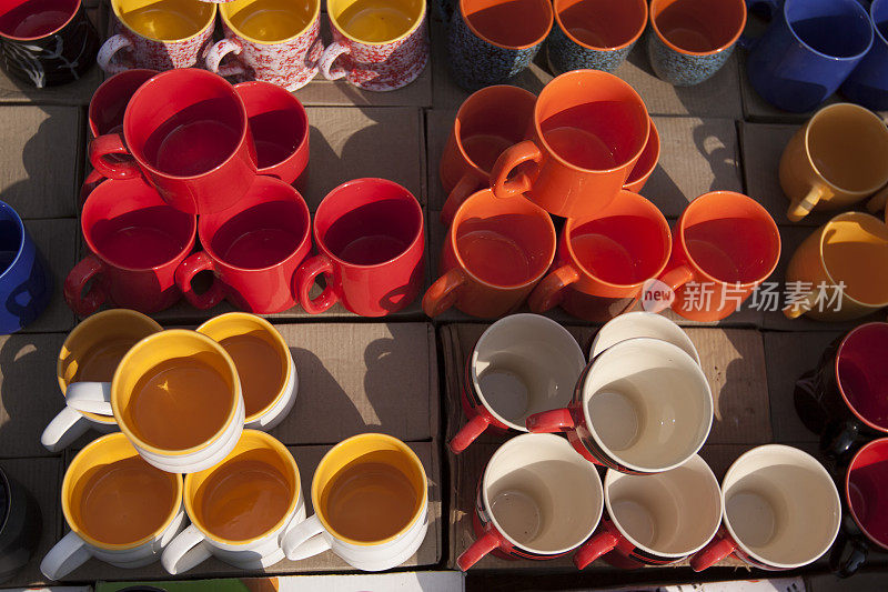 陶器，杯子和杯子陈列在商店出售