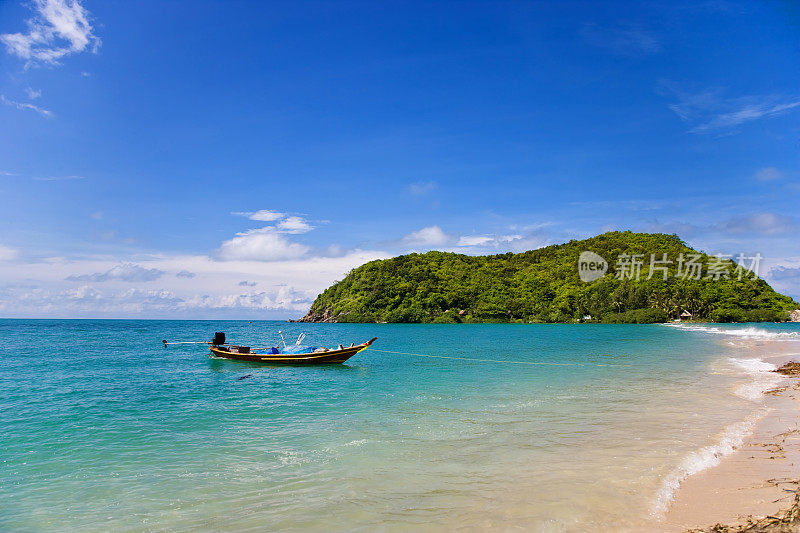 带船的热带海滩