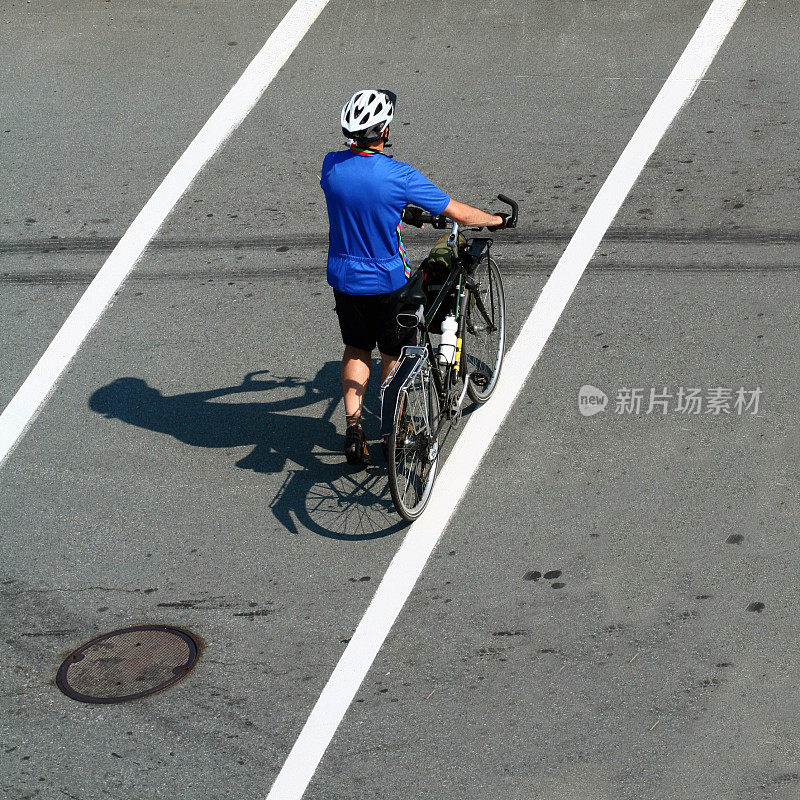 骑自行车在人行横道上