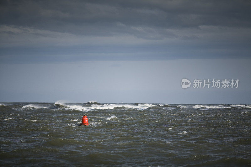 波涛汹涌的海面上孤零零的浮标